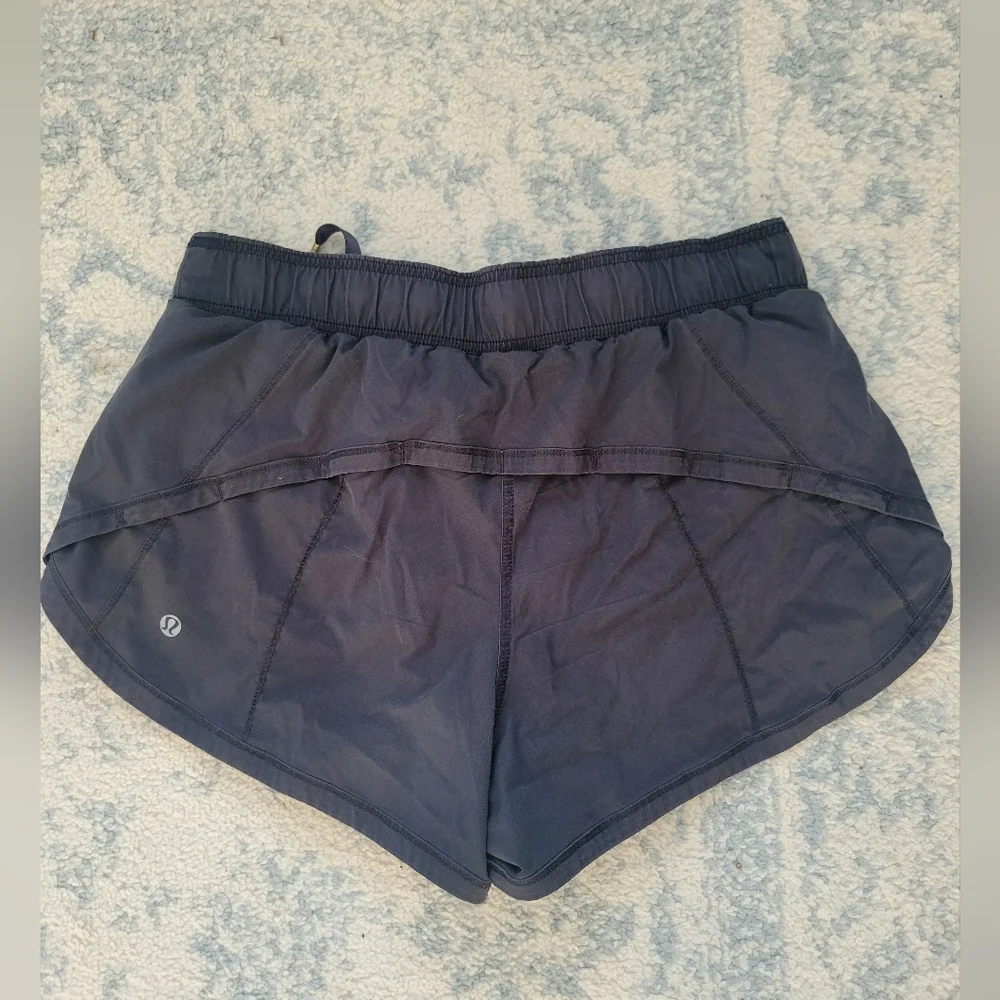 Lululemon Shorts 2.5" Size 6 - Picture 2 of 4